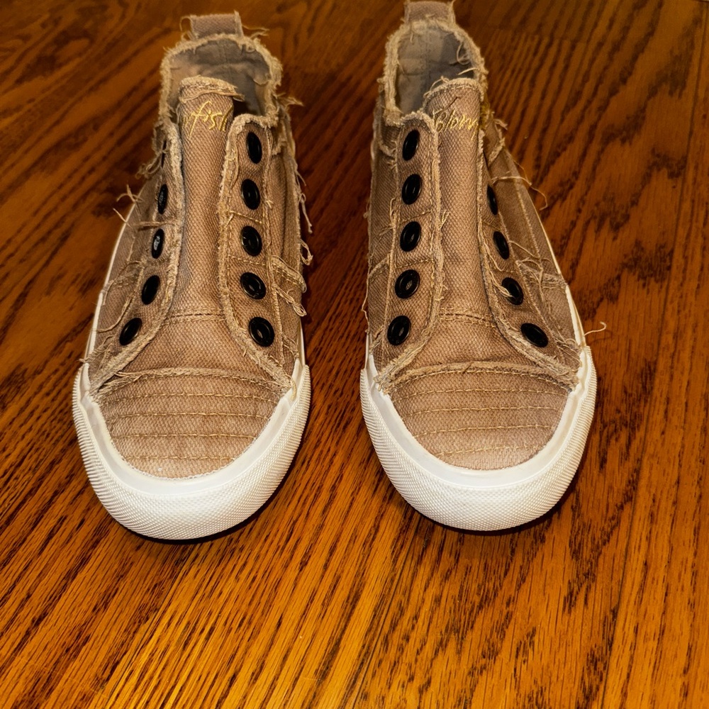 Cream Coffee Smokes Canvas - Blowfish Malibu Play Slip-On Sneakers 
Size 7